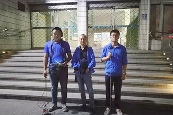 侧漏技术人员现场留影