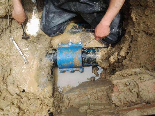 小区公共区域管道漏水怎么办，怎么查漏？