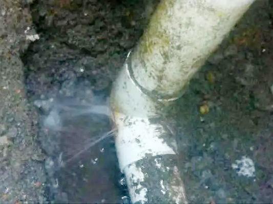 弯曲管道漏水怎么操作