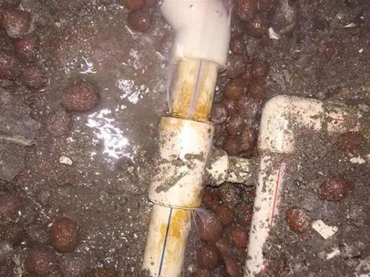 家里水管漏水怎么办？
