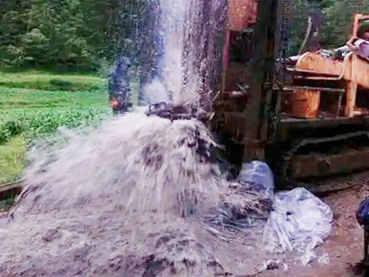 打井时要怎么样才能知道地下有水？