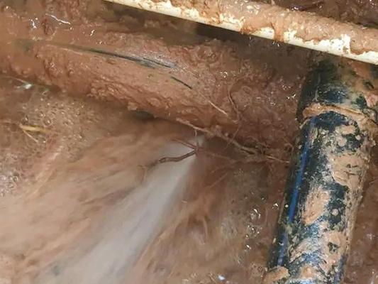 如何查找消防管道漏水的原因并进行维修？