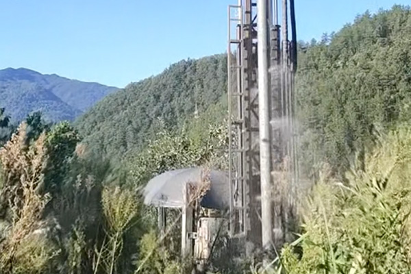  湖北襄阳周总现场测水反?。菏褂闷掌鍿150找水仪，定点3号水源喷涌而出